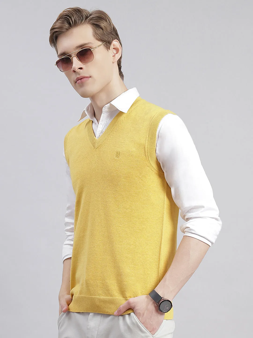 Men Yellow Solid V Neck Sleeveless Sweaters/Pullovers